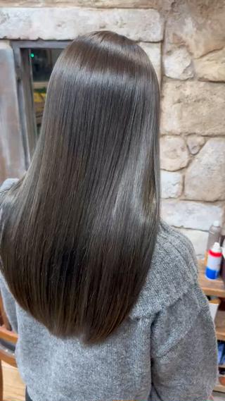 落ち着きつつ透明感のあるオリーブ系のカラーになります 