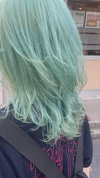 ブリーチ3、4回ベースの淡いミントグリーンカラー
色落ちはだんだん緑になってきます 