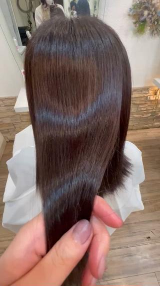 数ある投稿の中見て頂きありがとうございます
.
visage bask店　stylist 金子詩帆です
.
美髪縮毛矯正とは⁇
.
使用する薬剤にこだわり、独自の栄養を添加したり、お流しの際に髪に合わせた適切な処理剤、栄養剤の塗布。
さらに残臭カット、ダメージの原因を最小限に行うスペシャルな縮毛矯正となっています！
.
これができるできないとでは仕上がりだけではなく
その後のヘアデザインを作ってくうえでかなり変わってきます！
.
こんなお悩みのある方にオススメ
○美意識を今まで以上に高めたい!!
○艶髪で綺麗な髪と褒められたい!!
○綺麗に髪を伸ばしていきたい!!
.
常に良い状態をサポートしていくために「美髪縮毛矯正」というオリジナルの縮毛矯正をしています
美髪矯正を行いながら髪質改善を行うことで今までにない理想の髪質を体験してみませんか？？ 