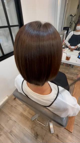 美髪矯正

1ヶ月半前に美髪矯正をしたお客様です
うる艶でプルプルの質感です 