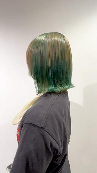 ミルクティーカラーベースに
グラデーショングリーンカラー

切りっぱなし外ハネボブ 