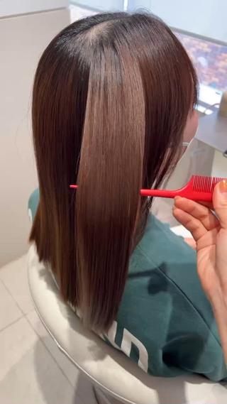 100％トリートメントなのでダメージなくぷるぷるで艶々な髪の毛に！
乾燥によるうねりやパヤ毛、ボリュームは綺麗におさまります
癖毛の方は縮毛矯正や髪質改善ストレートをおすすめする場合もございますが質感を柔らかく、ボリュームダウンのみご希望であればこちらのメニューでも十分効果を感じて頂けると思いますので一度ご相談ください 