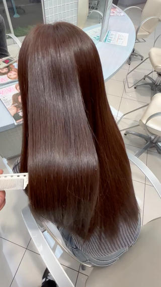 髪質改善プラチナトリートメントでつやつやに

カラーリングや毎日のアイロンで髪がパサパサに...そんなお悩みの方もドライヤーで乾かすだけでさらさらツヤツヤの上質な髪質に 