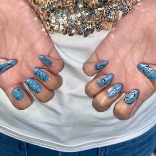 オーロラベースのネイルが可愛い♡ 