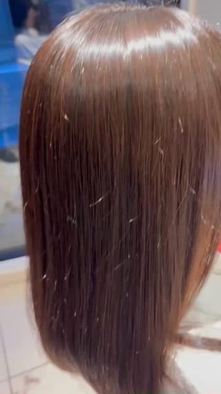 こちらの動画は、学生さんの健康な毛でのプレミアムストレートになります。
縮毛矯正のような毛先が真っ直ぐになりすぎず自然なストレートで尚且つ、艶感と手触りもよくサラサラです。
トリートメントを配合しながらの施錠になるので
通常の縮毛矯正より毛質もクオリティが違います。 
