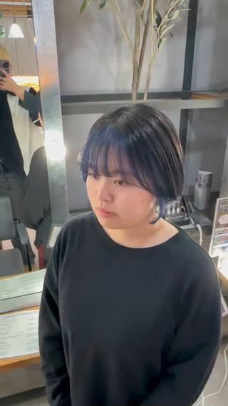 前髪をカットしてアイロンで綺麗にまとまる感じに仕上げました
フェイスフレーミングの部分はブルーカラーに仕上げましたベースも暗くすることで青の部分が際立ちます 