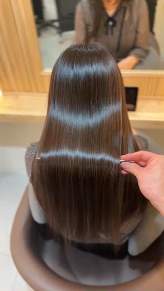 艶髪は流行りでもトレンドでもないけど一生魅力で憧れる髪である。

こんにちは！南堀江で髪質改善、矯正特化美容師の松村海世です！

今まで艶髪になりたい。憧れた。でも慣れなかった、始めなかった方今からでも遅くないです。

順番が違うだけで、艶髪はつくれないし、綺麗の維持はできません。
秋冬までにモテる美髪、魅力的な圧倒的な艶髪で周りを魅了しませんか？？

順番は絹髪矯正をしてからトリートメントの順番が一番
効果的で、実感しやすいです！！

適切な順番で施術を行い、カラーでも最小限に抑えれるケアカラーを

誰でもなれるのに簡単ではないからこそ憧れるんです。
貴方が周りのあこがれになりませんか？？ 