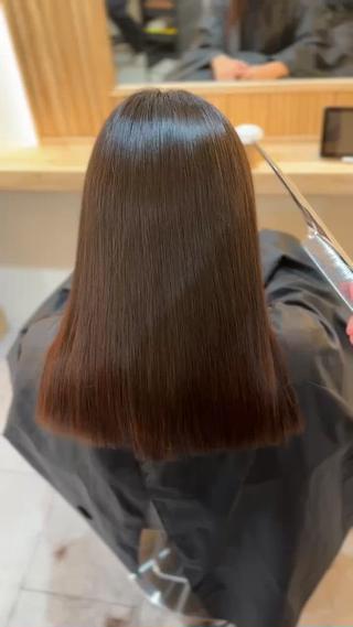 髪の広がりやダメージで朝のセットに時間がかかっていませんか？
毎朝のアイロンが不要になり、
忙しい日々の中でも時短が叶い、上品で柔らかな印象の髪に。
扱いやすく、きれいな質感が続くことで
「ずっと綺麗でいたい」という大人女性に選ばれています。
ぜひ一度、今までの縮毛矯正との違いをご体感ください。 