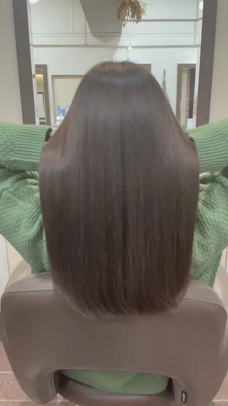 マグネットカラー
ダメージしている髪の毛にも、十分な潤いとツヤを与えてくれます 