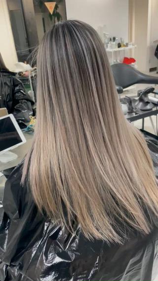 ホワイトシルバー系バレイヤージュ
ブリーチは2回が目安になります。 