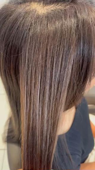 赤みを感じない自然な髪色。トリートメントでサラサラに仕上げました 