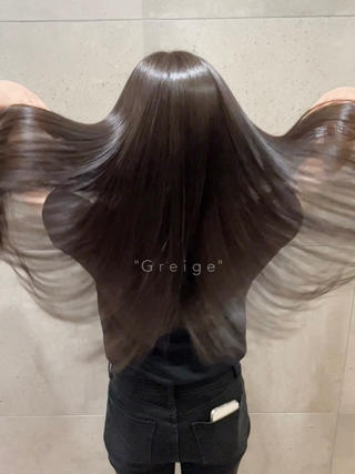 唯一無二の最新トリートメントです

髪の毛に対するダメージは無くパーマ剤なども入っておりません！

約1ヶ月の持続力があります 