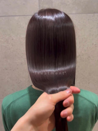 唯一無二の最新トリートメントです

髪の毛に対するダメージは無くパーマ剤なども入っておりません！

約1ヶ月の持続力があります 