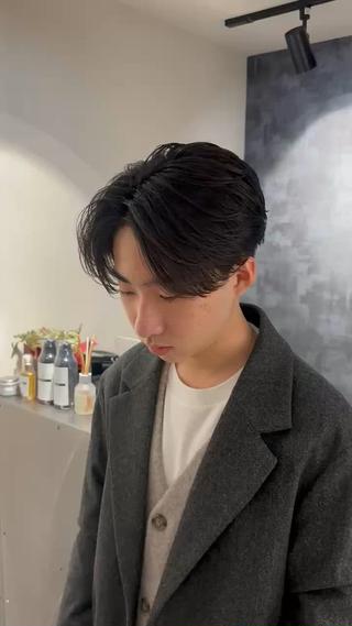 ミディアム パーマ メンズ SALOWIN 原宿 iori所属・🌟原宿指名No.1 センターパート⭐️のヘアスタイル