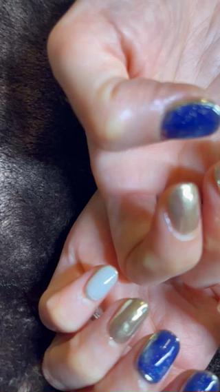 夏にぴったりのきらきらネイル!
大人っぽい青がたまらんです!
