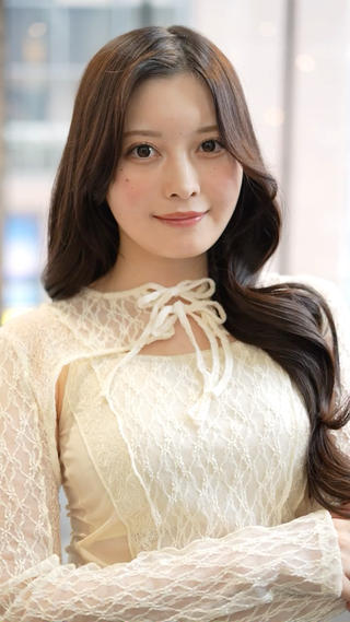 今流行りのレイヤーカットで上品でかわいいヘアスタイルを作らせてください！

顔まわりはより小顔に見えるようなバランスで一人ひとりに合わせて切らせていただいております！ 