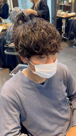 シャドウパーマ

今流行りのスパイラルパーマをシャドウパーマ風に

男のエロさ作ります！ 