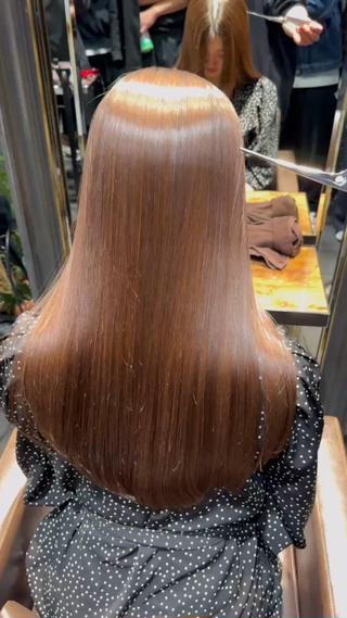 圧倒的質感と艶感をあなたへ

メテオストレート

癖を伸ばしながら、質感も柔らかくとても洗礼されたヘアスタイルへ

街中で歩いてるとき振り向かれるような美しい髪を手に入れませんか？

人の印象はヘアスタイルで表すことが多いと言われています。

例えばアフロだったり坊主だったりそれは極端ですが、

綺麗な髪も街ゆく人から『　綺麗な髪の人　』と言われるくらい髪の毛はとても重要です。

あなたの大切な髪の毛を僕と一緒に育成していきましょう！ 