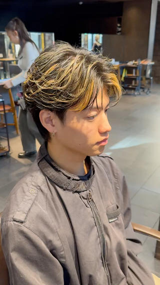 フェザーショート

今が最旬！平野紫耀くんもやっているフェザーショート

小顔効果もありセットも楽ちんです！

是非カッコよくさせてください！ 