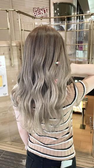 こちらはバレイヤージュです
ケアブリーチでダメージレスに外国人風
 