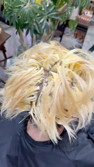 一切地肌に付けないブリーチの仕方.

これで頭皮がしみない。 