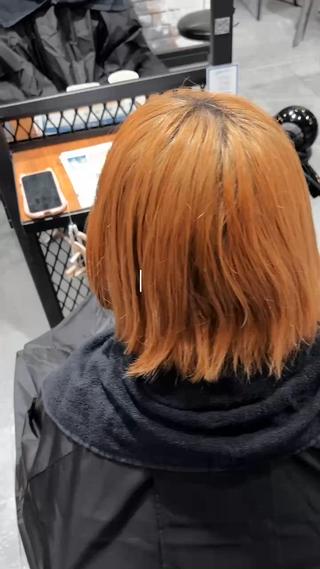 寒い時期は暗めがいい方必見
こちらのスタイルは【ハイトーントーンダウン】
でも夏は明るくしたいから黒染めはせず、次またハイトーンを楽しめるようお客様に合わせたご提案をさせていただきます 