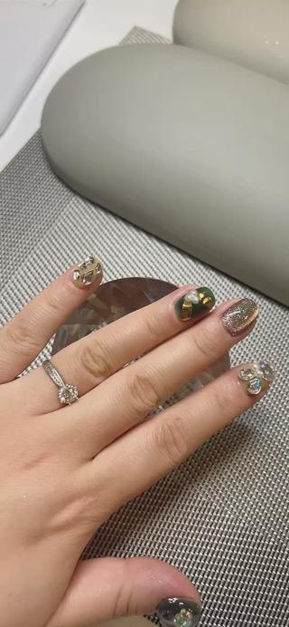 マグネットネイル、可愛いウサギ、いろいろなストーン、爪はキラキラになりたい人におすすめ 