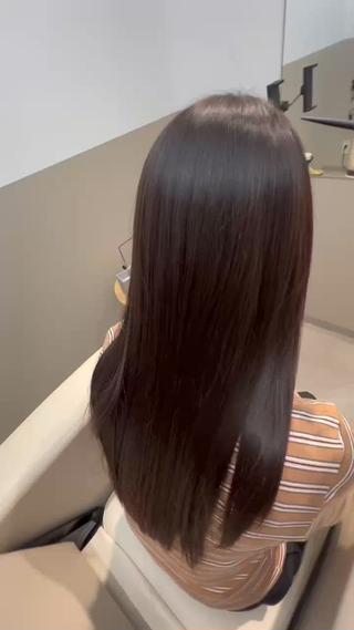 30代のお客様です。
めちゃくちゃ癖が強い方で、表面のパヤパヤした毛が悩みでした。



乾かしただけを掲載しています。
　　艶は室内照明のみ

僕の美髪矯正は、
パヤパヤした毛が気になったり、
艶がなくなってきたのが気になったり、
毛先のパサつきに引っかかりが気になったり、
ブリーチしてるけど癖をとりたい、、
トリートメントしてるけど、効果実感があまり感じない、、
縮毛矯正しても、持ちが悪い！！
なんなら一ヶ月くらいで癖がもどった、、

などなど、お客様の本来のお悩みを解決する事ができます。

今なら、新規のみ割引限定価格で施術してますので
ご予約お待ちしています 