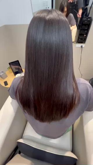 乾かしただけです。室内照明のみ。

30代のお客様です。
癖もしっかりとり艶々なサラサラにしました。
これが、僕の美髪矯正です。

30代から髪の毛はだんだん弱くなっていきます。
出る症状
パサパサになりやすくなった。
艶が少なくなった
毛先がまとまりづらく、引っかかり始めた。
うねり始めた。
癖が強くなった。
前髪が割れ始めた。
トリートメントの効きが悪い。

この上記に当てはまる方は
美髪矯正で艶々、サラサラな美髪に変われる可能性があります。一度お悩みお聞かせください。

今なら新規のみ限定で割引価格で提供しています

是非ご予約お待ちしています。 