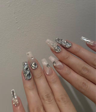 上品でゴージャスな輝きを纏う大人ネイル
シルバーパーツ×透明感で、手元がパッと明るく見えます♪
長さ出し込みなので、短い爪の方もご安心ください 