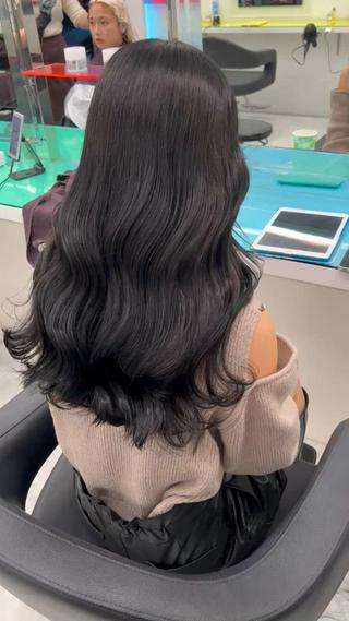 透明感のある暗髪もぜひおまかせください
残留しないため就活やバイト関係でのトーンダウンにオススメです 