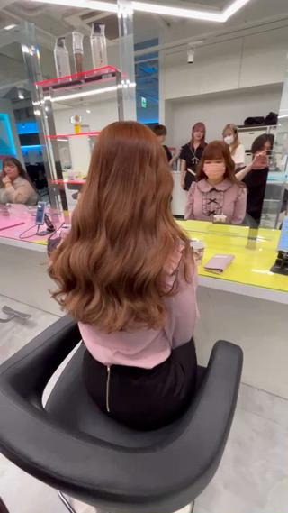 今トレンドのブリーチなしWカラーで作るミルクティーベージュです
ブリーチは怖いからしたくないという方ぜひおまかせください 