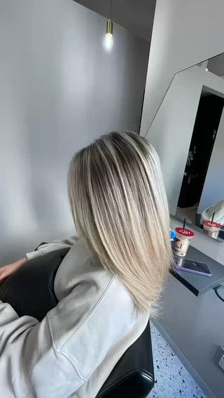 セミロング Y Uのヘアスタイル