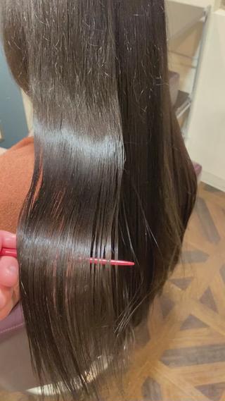 今回はプラチナムトリートメントでツヤッツヤにさせていただきました
このお客様は腰まで髪の長さがありますが、それでも毛先の先まで艶が綺麗に出ています
4種類のトリートメントで中まで栄養がしっかり入っており、もちもすごく持続します

髪の毛のダメージでお悩みの方は是非してみてください

ご新規様はこのクーポンをご利用されると20%OFFになりますので、是非ご来店ください 