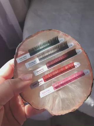 太陽光に当たった時と室内では発色の仕方が違います。

フラットとバインドロックのエクステです。 