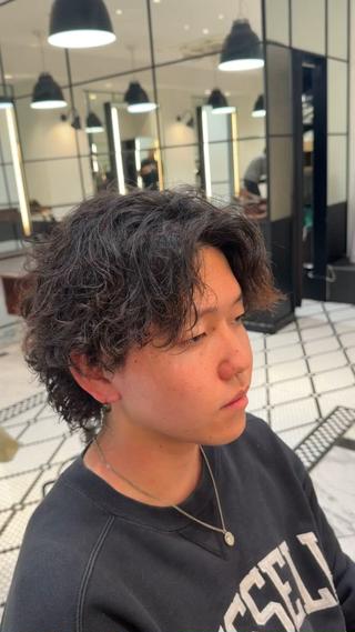 外国人風の強めサーフカールパーマです！

ニュアンスパーマのように毛流れを作りつつ、回転数を上げることで癖毛のような質感を作ることができます



最近はアメカジやストリート系のファッションが流行っているので、そういったファッションにもものすごく相性いいです 