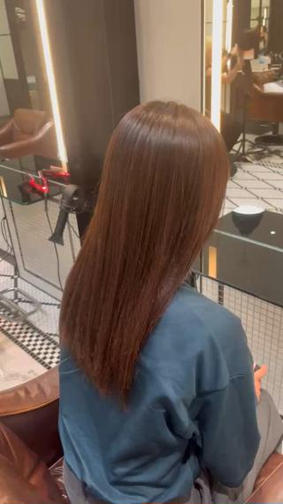 2カ月ほど前に別のサロンでパーマをかけたのをストレートに戻したいご要望で、ダメージレベルに合わせて薬剤を部分ごとに変えながら、パサついた髪もここまで綺麗に戻せます 