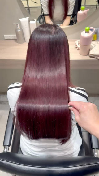 ブリーチ履歴2回の
チェリーレッド
2種類の髪質改善成分を配合した
髪質改善カラー
ブリーチや毎日のアイロンで傷んだ方には
特におすすめです！ 