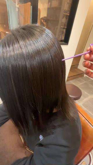 弱酸性縮毛矯正
ツヤ、まとまりを残しつつ縮毛矯正特有の真っ直ぐな質感を柔らかくするためコテ巻も可能になります！ 