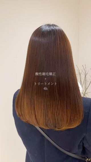 こちらのお客様の元の髪質としては

・やや細毛でパヤっとした髪が表面にある
・濡れているときより乾いているときのほうが癖の出方は強い
・中間〜毛先は縮毛履歴がある。でした！

なので今回はリタッチの酸性縮毛矯正で毛先と綺麗に繋げつつ、カットでバラついた毛先を綺麗にさせて頂きました

こだわりとしてはよりダメージレスにというところと、
徹底して髪質に合わせた薬剤選定です。

長くなるので説明は割愛させて頂きますが、
ご来店の際はしっかり説明して瀬術させて頂いております！

お客様にとっての過去１の仕上がりになるようにさせて頂いておりますので、皆様のご来店お待ちいたしております。 