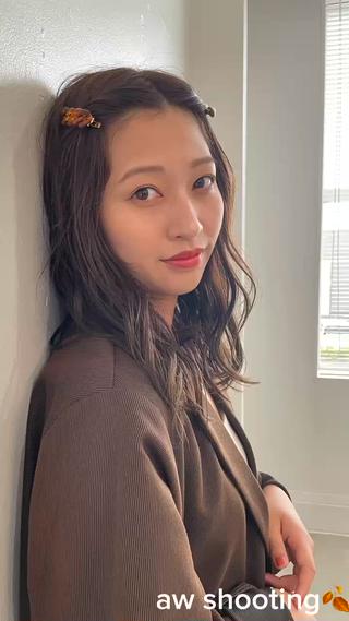 顔周りから毛先までと表面にレイヤーを入れて
大人っぽく
内側の毛先は外ハネに顔周りと表面の毛先を内巻きに
することで動気が出てかわいいです~
自分でもセットに挑戦しやすいスタイル

カラーはオリーブブラウンに
初カラーや赤みを消したい方、いつもと雰囲気を少し
変えたい方などにオススメ 