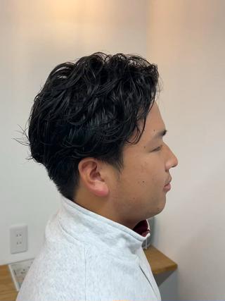 メンズアップバングパーマ
ツイスパや波巻きもかっこいいですが上げ流す感じのパーマもかっこいい 