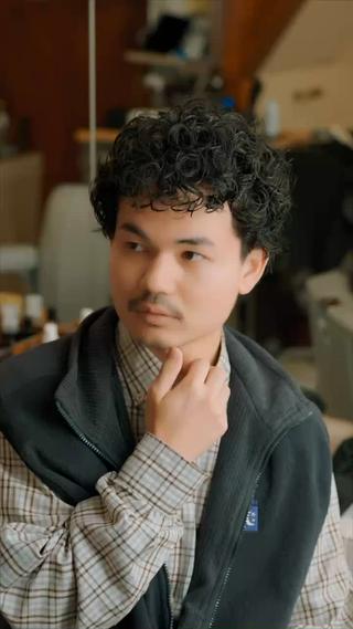 カーリーヘア

もみあげ上や襟足、ところどころに出る
ハネ感がポイント。 