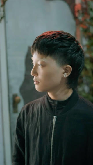 マレットヘア

ストレートなので
TOPの動きや前髪、襟足に
動きが出るようザクザク感を

刈り上げの範囲や襟足の長さ、パーマ有無で
雰囲気が変わるのでご相談ください 