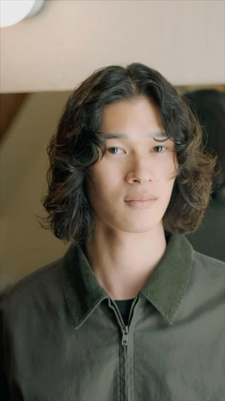 リラックスウェーブ

季節のムードを感じるミディアムロング

秋の空気をまとうような
ふんわりとしたナチュラルパーマ。 