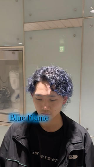 ︎ブルーブラックからネイビーへのグラデーションカラー
青い炎のようなクールさです 