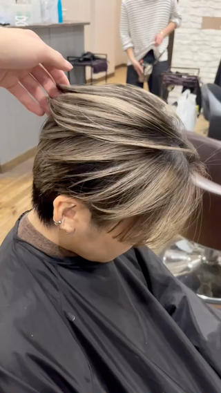 広島市でできるバレイヤージュ
ただいま特別価格でバレイヤージュモデル募集してます！
定員になり次第終了になりますので、気になる方は早めにご予約お願いします！
プリンが気になる方、なかなか美容院に行けない方にオススメのデザインです！ 