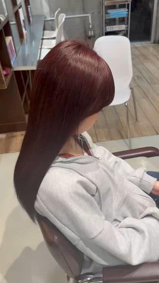 暗めの茶髪からワンカラーでワインレッドに!
毛先が縮毛していたので、
薬剤の選定をお客様に合わせて作り、
施術させて頂きました!
来ていただいたお客様一人一人の履歴を確認し、
それに合わせた薬剤、塗り方で、施術させてもらいます!
お気軽にお声掛けください!