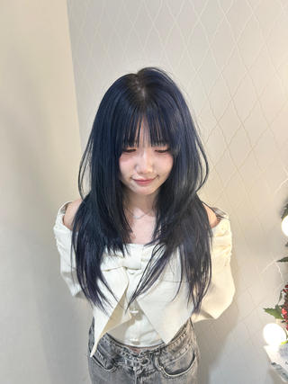 【大人も学生さんも似合わせ◎】レイヤーカットで小顔＆軽やかヘアに

年代問わず人気の“レイヤーカット”で、動きのあるシルエットに。
顔まわりのデザインから全体のバランスまで、お客様一人ひとりに合わせて丁寧にカットします。
	•	 30〜40代の大人女性の「上品な軽さ」
	•	 20代の「抜け感・トレンド感」
	•	 学生さんの「扱いやすさ・毎日可愛い」
どの年代の方でも似合うスタイルをご提案します！

乾かすだけでまとまる“再現性の高いレイヤー”が得意です。
初めての方もお気軽にどうぞ◎
 