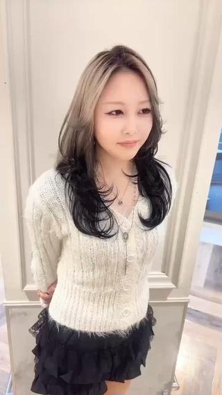 かきあげるだけで決まる
かきあげレイヤー × デザインカラー

動きを出しすぎないレイヤーで
大人っぽさと色気をプラス
デザインカラーは入れ方次第で
 派手すぎない
 伸びても気にならない
 巻いてもストレートでも可愛い

前髪なし・かきあげバングだから
 小顔見え
 立体感アップ
 セット簡単

「レイヤー入れたいけど失敗したくない」
そんな人におすすめです。
 